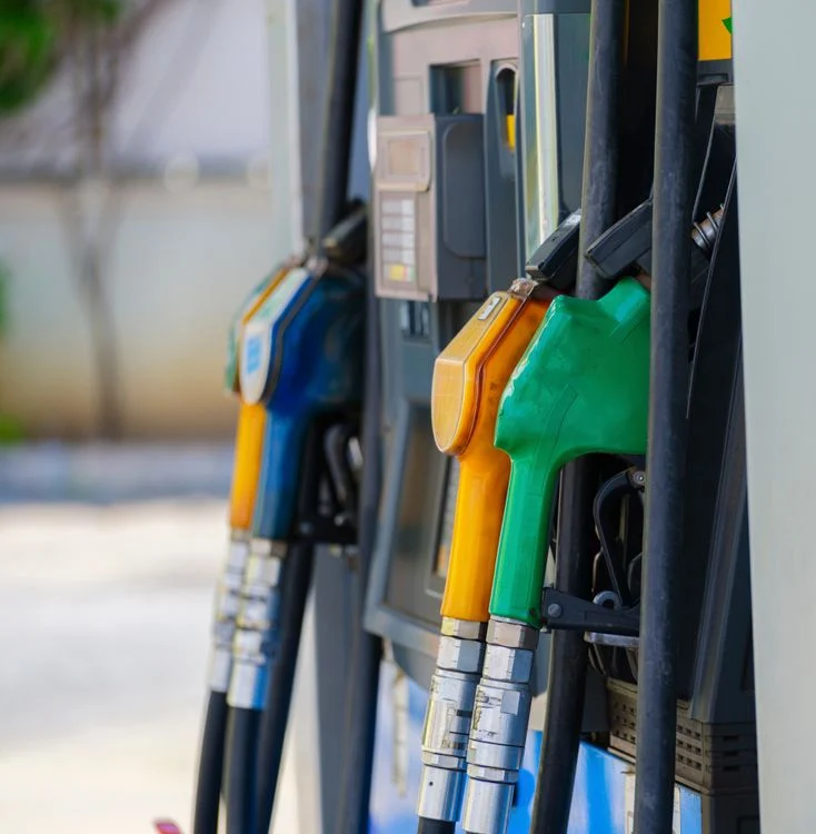 Bicos de bombas de diferentes tipos de combustíveis em um posto