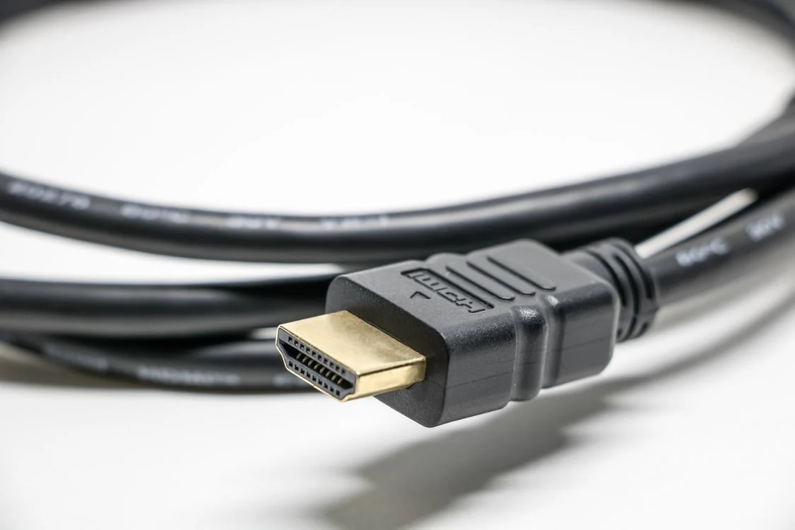 Conector físico de um cabo HDMI visto de perto