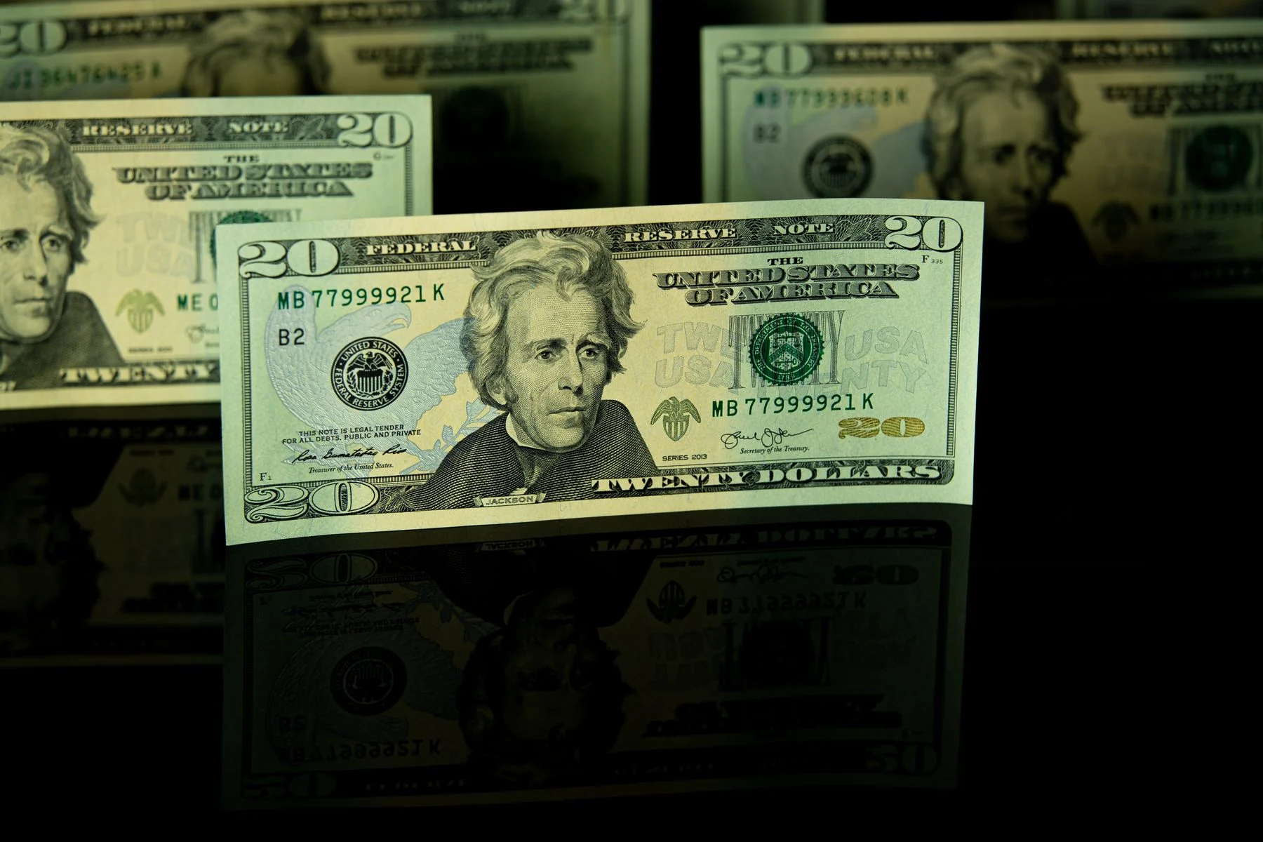 Cédulas de vinte dólares usadas para ilustrar a cotação do dólar
