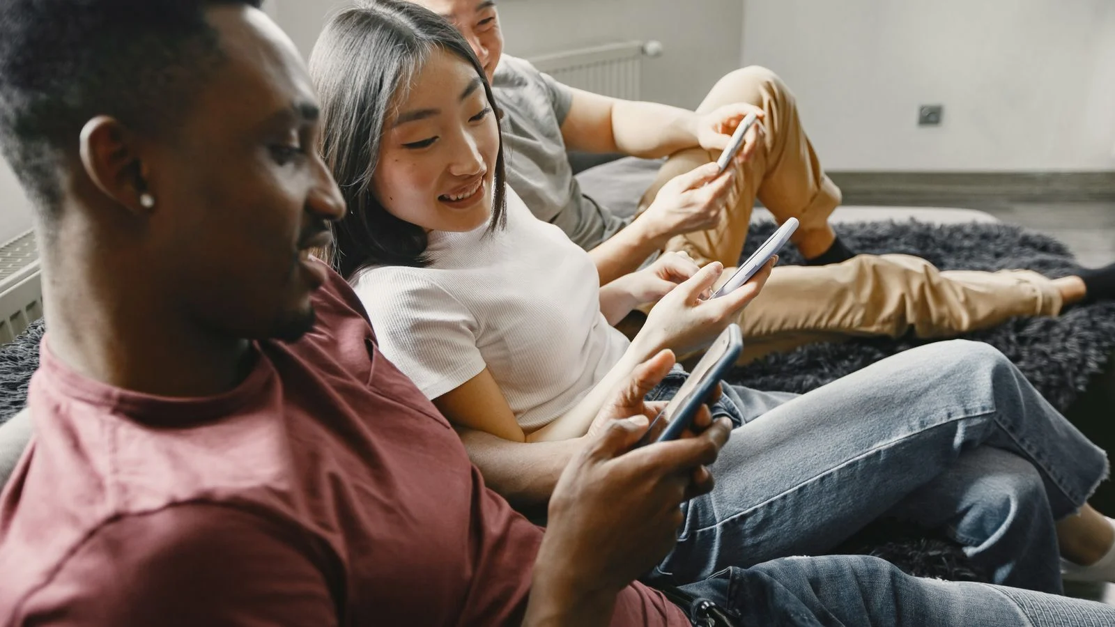 Grupo de amigos utilizando smartphones, em imagem que ilustra a proposta de conexões sociais do novo Orkut