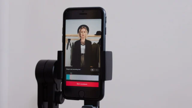 Smartphone montado em tripé durante gravação de conteúdo ao vivo