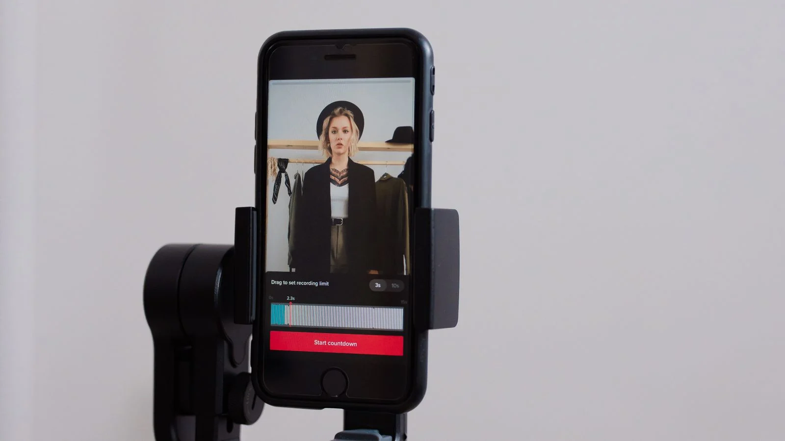 Smartphone montado em tripé durante gravação de conteúdo ao vivo