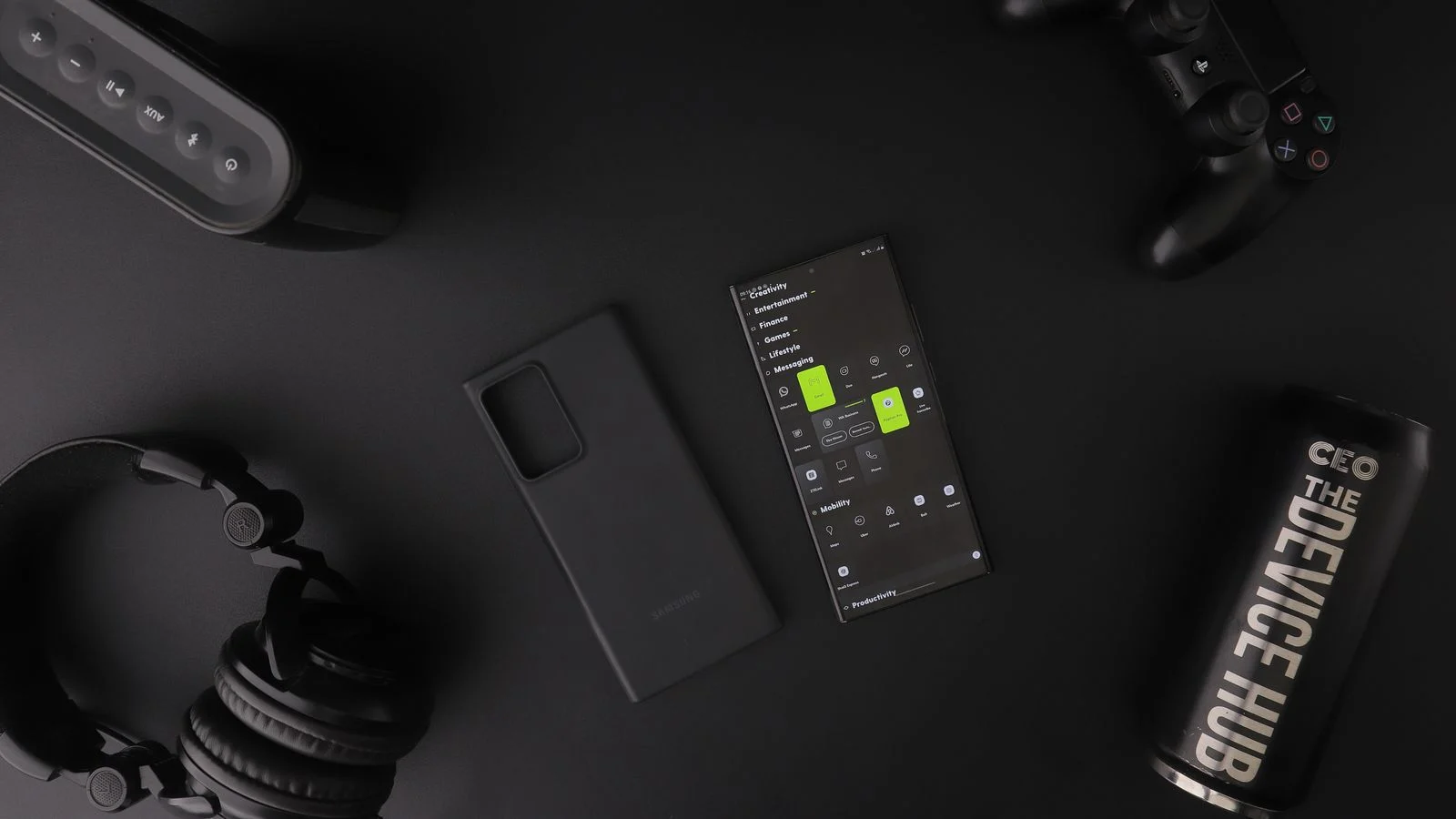 Celular, controle e outros aparelhos eletrônicos sobre uma mesa