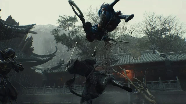 Soul enfrenta um inimigo em combate acrobático no pátio de um templo em Phantom Blade Zero