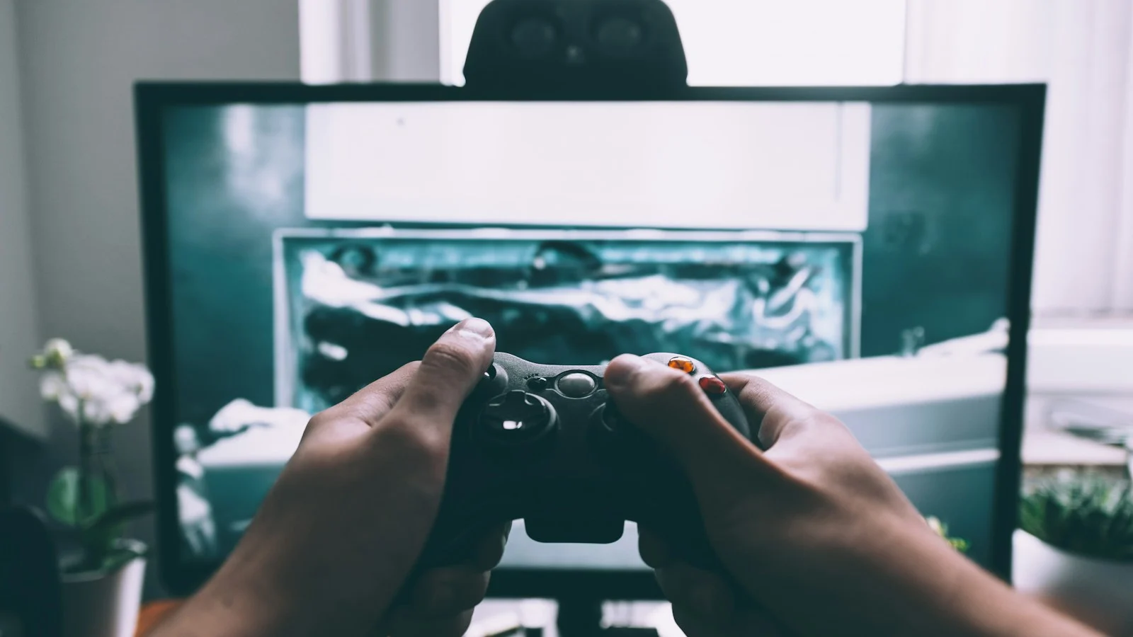 Pessoa usando controle para jogar videogame em televisão