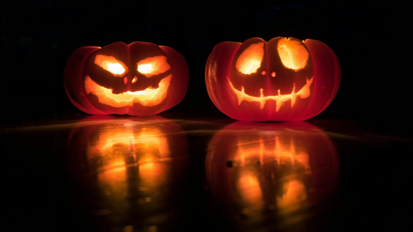Abóboras iluminadas remetem à programação de filmes de Halloween da Pluto TV em outubro de 2026