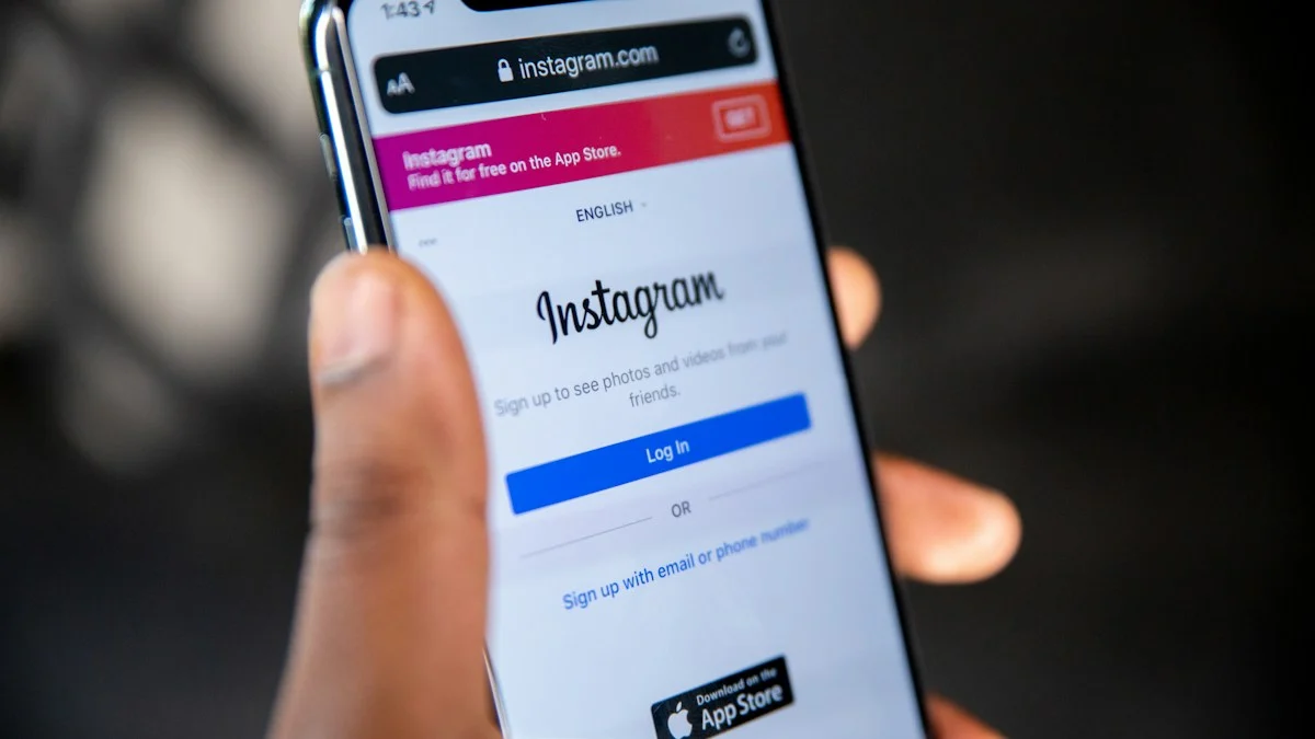 Pessoa segurando celular com página de acesso ao Instagram