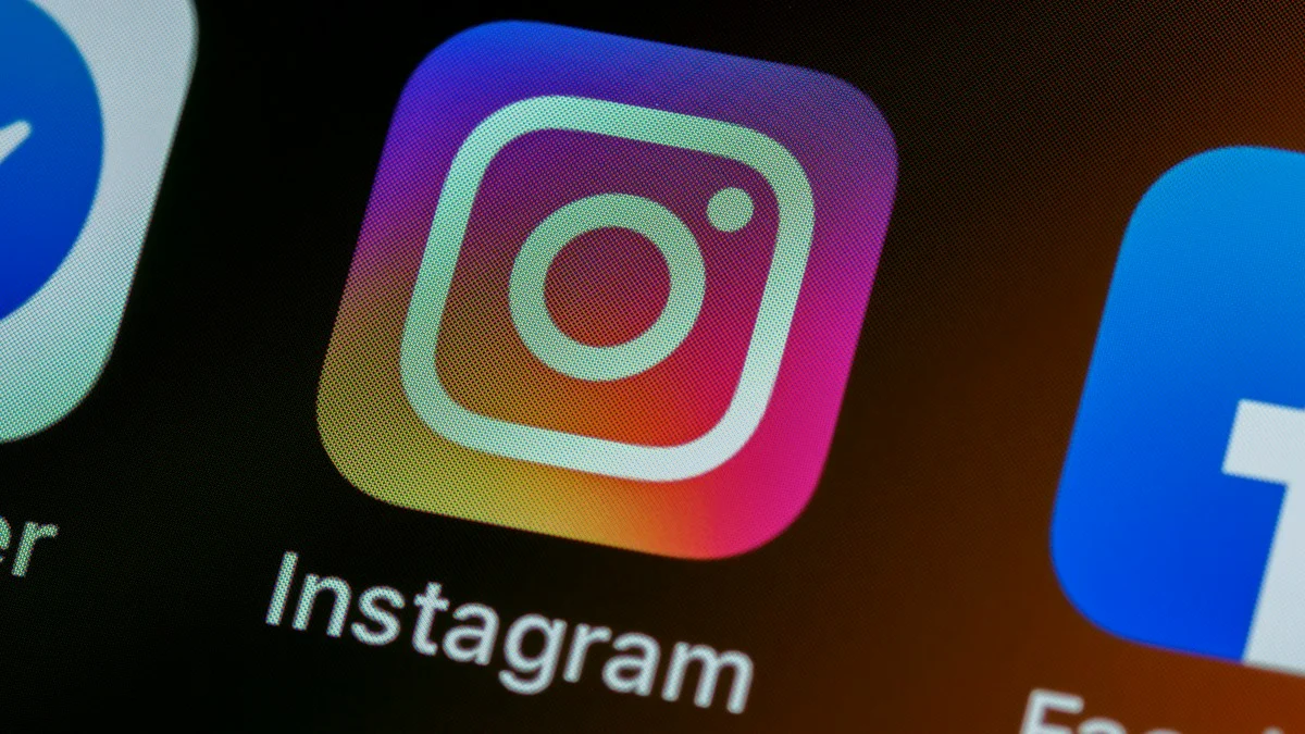 Tela de smartphone com ícone do aplicativo Instagram entre outros aplicativos