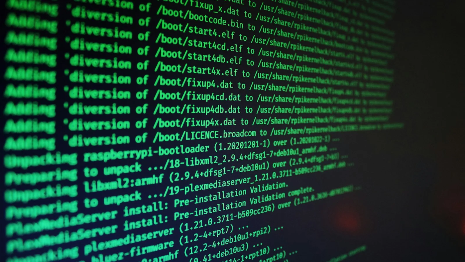 Monitor exibindo linhas de código e comandos em uma interface de terminal