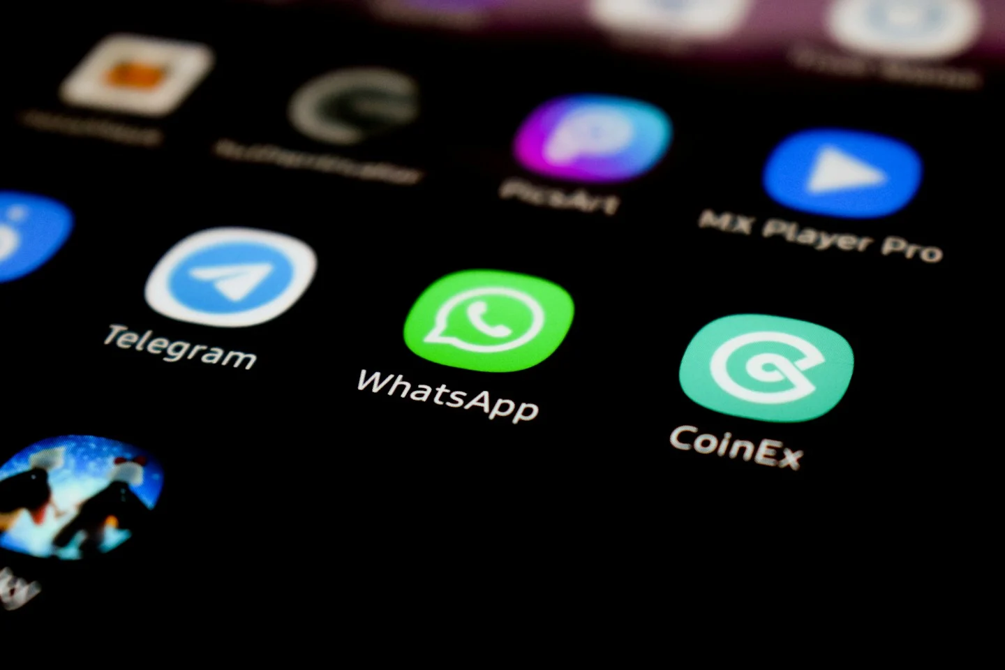 Celular exibindo o aplicativo WhatsApp na tela