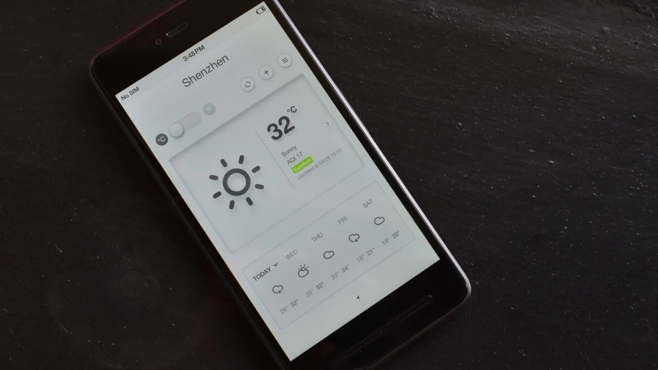 Tela de celular mostrando informações de temperatura e condições meteorológicas