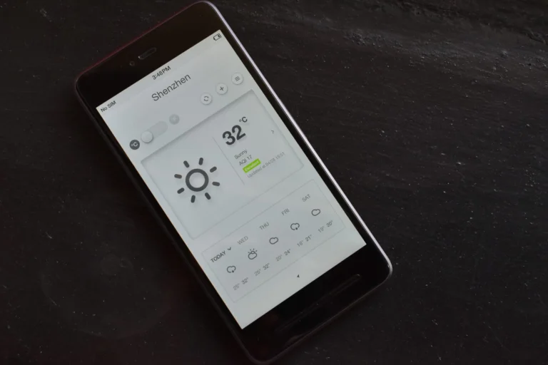 Tela de celular mostrando informações de temperatura e condições meteorológicas