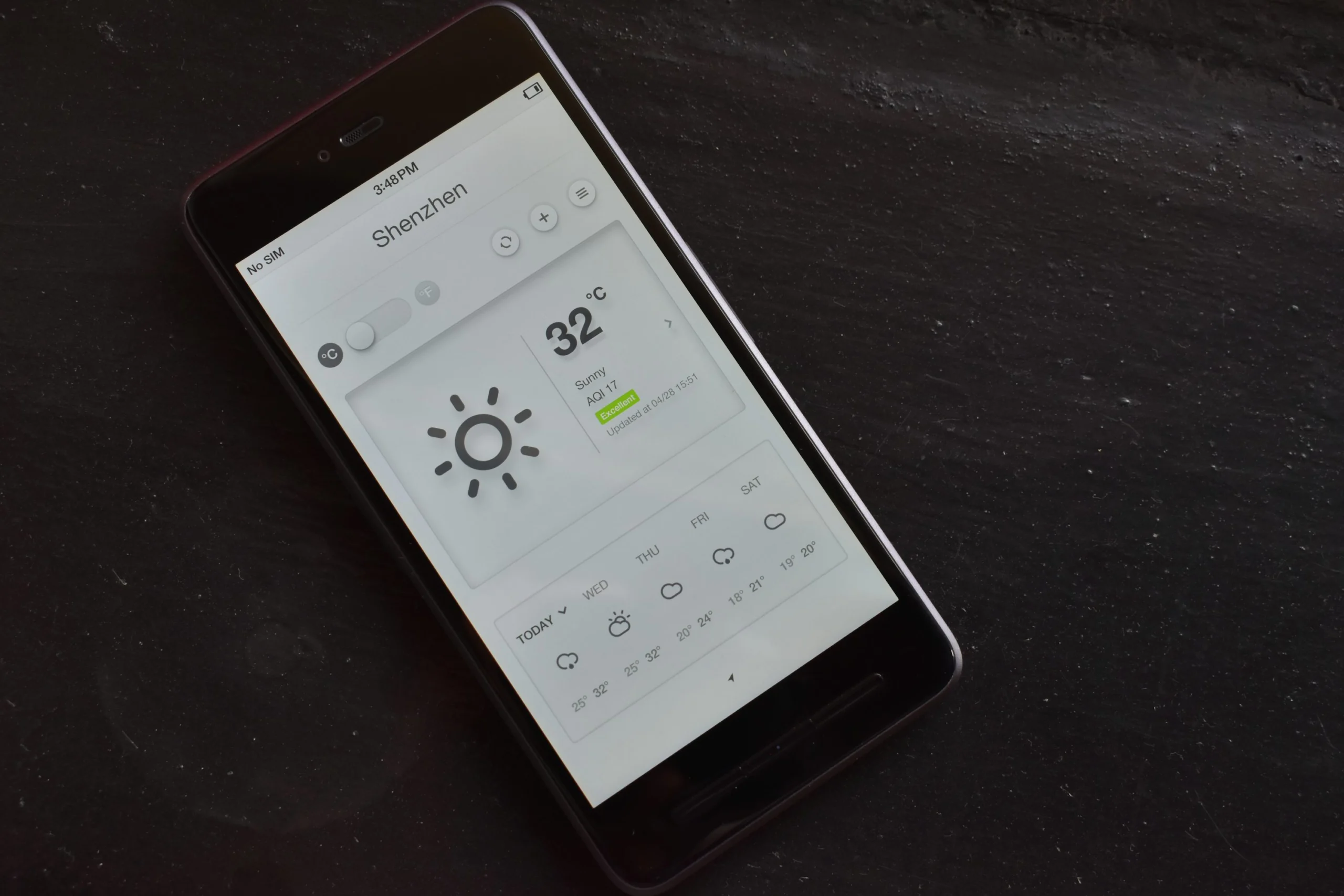 Tela de celular mostrando informações de temperatura e condições meteorológicas