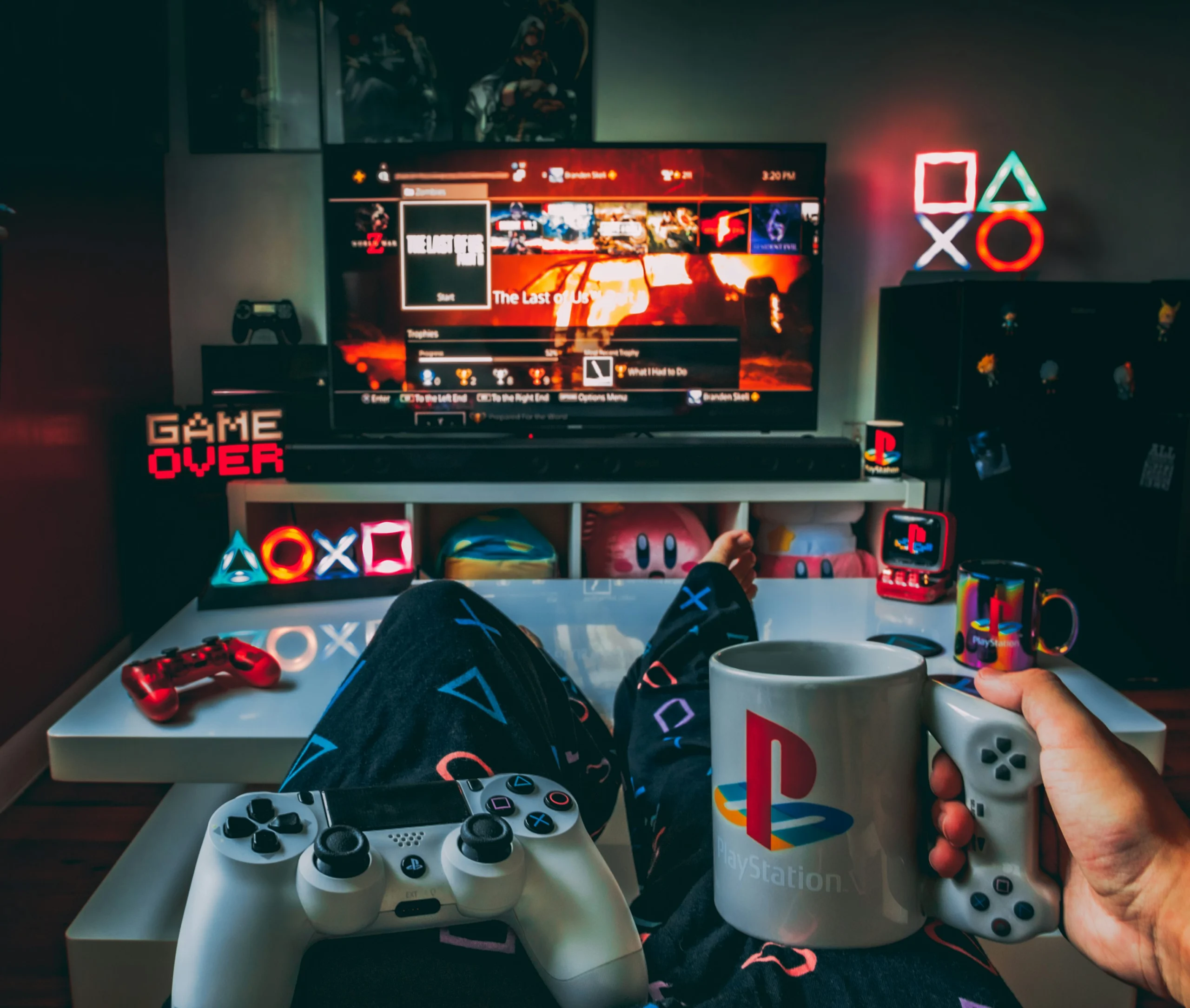 Pessoa com controle de videogame diante de televisão em ambiente de jogos