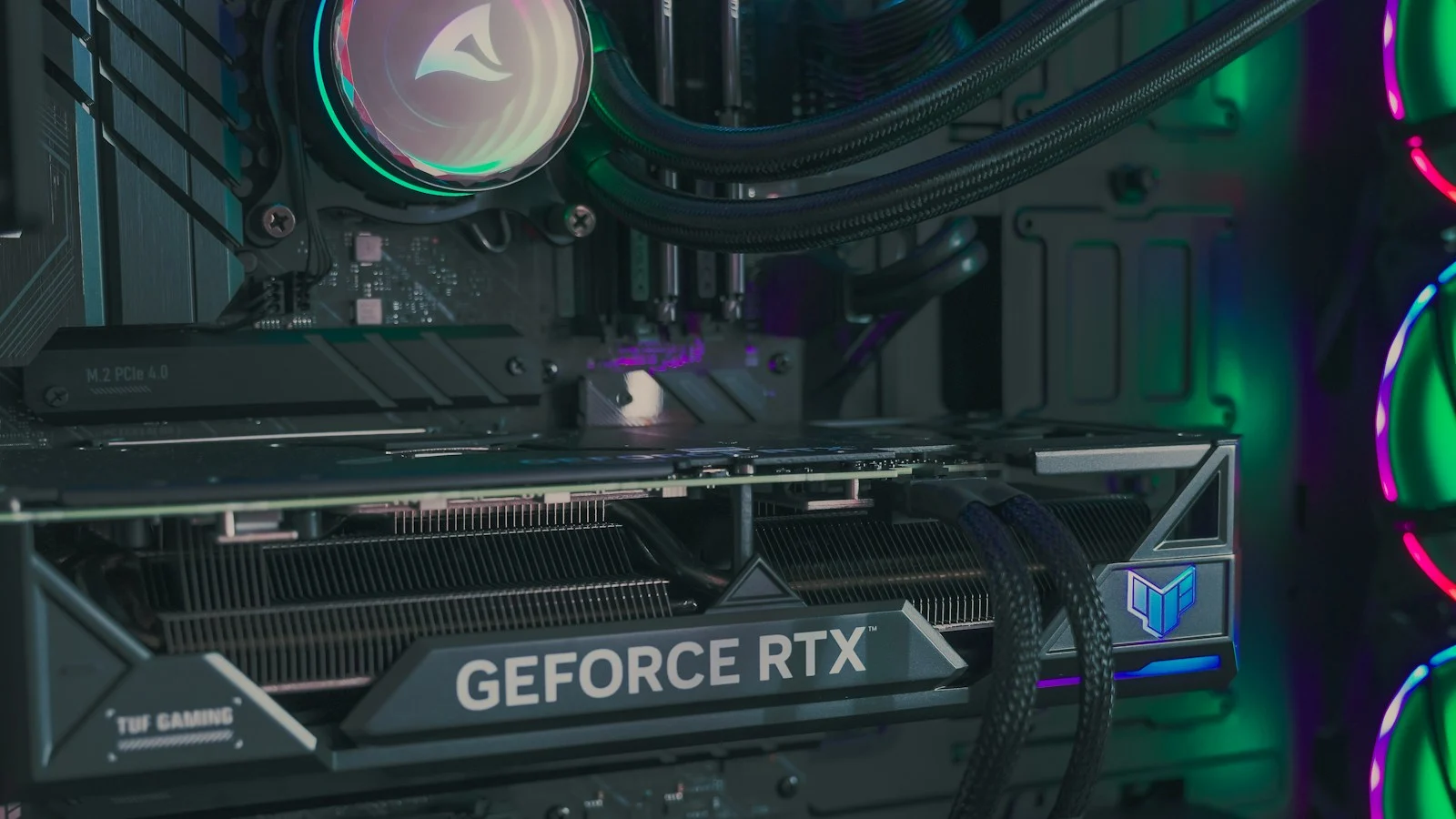 Interior de um computador com placa de vídeo GeForce RTX, sistema de refrigeração e ventoinhas iluminadas