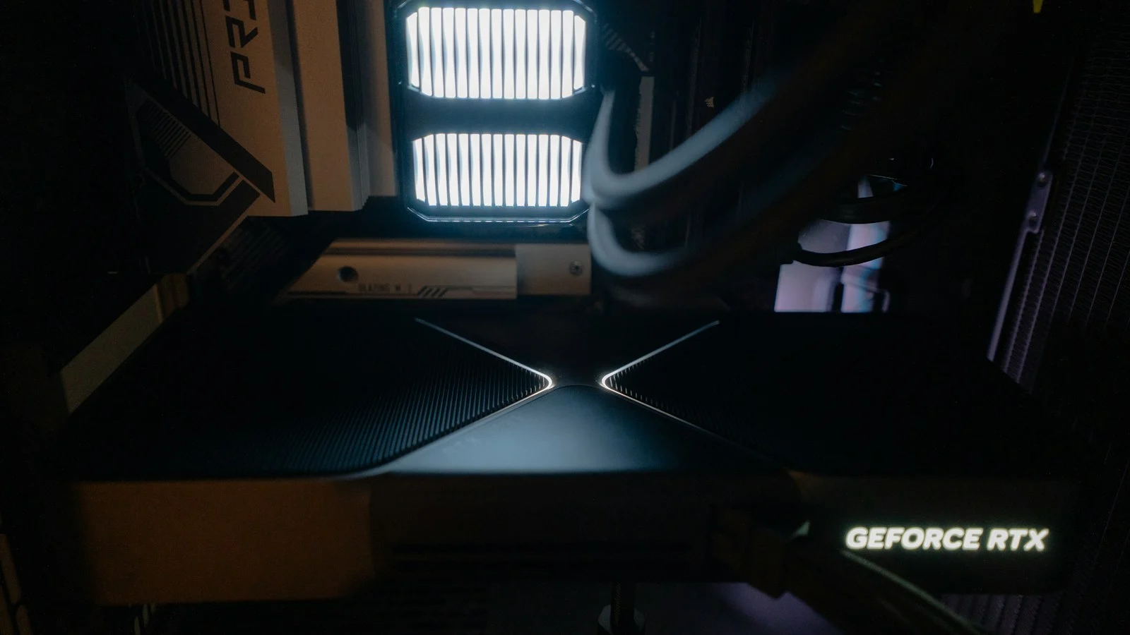 Detalhe de placa de vídeo de computador, componente que pode acelerar modelos de inteligência artificial local
