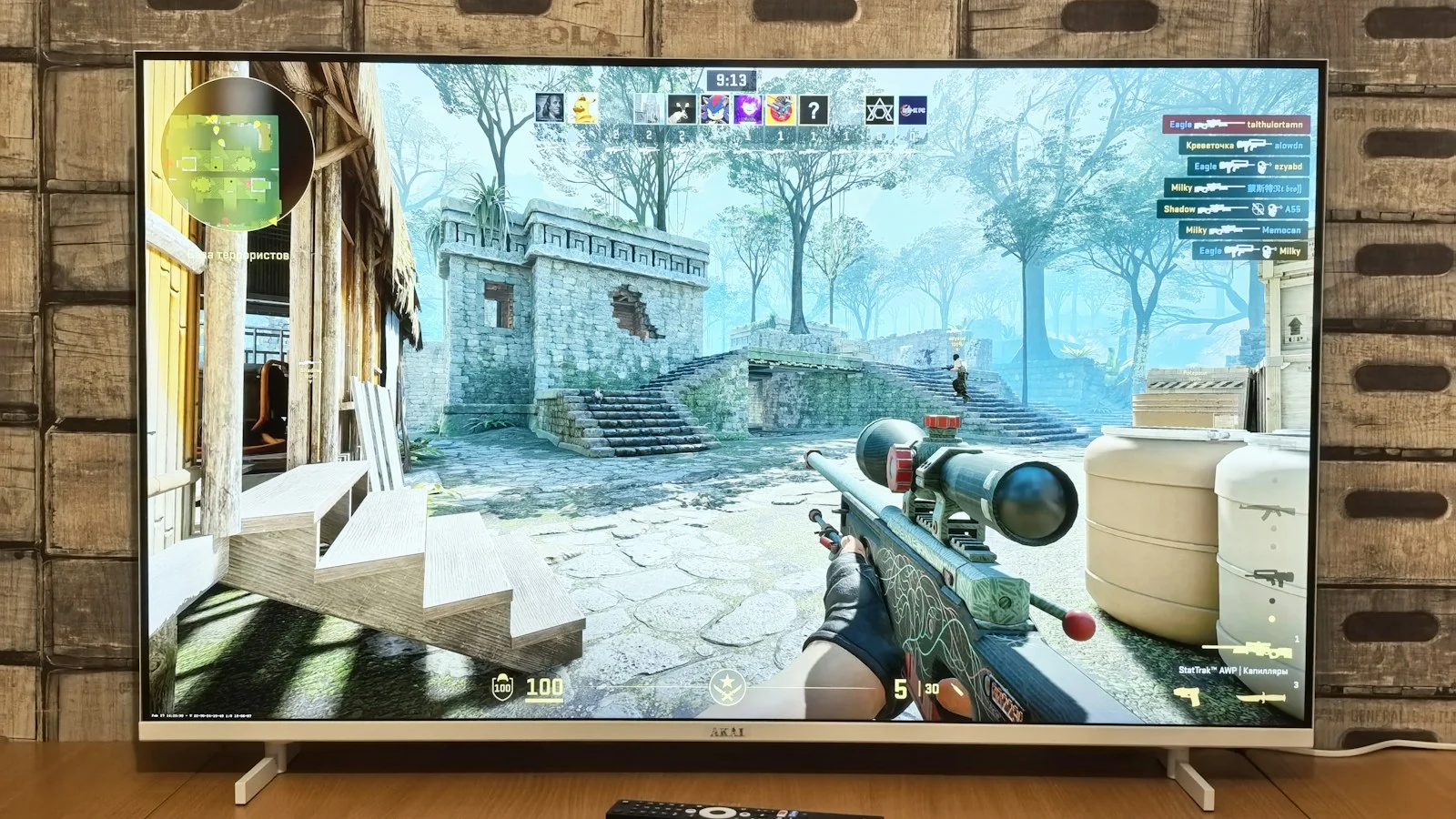 Jogo de tiro em primeira pessoa exibido em uma tela de videogame