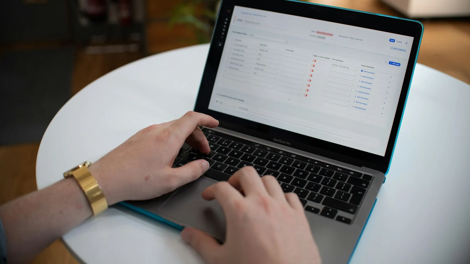 Notebook com planilha digital sendo utilizado para organizar dados