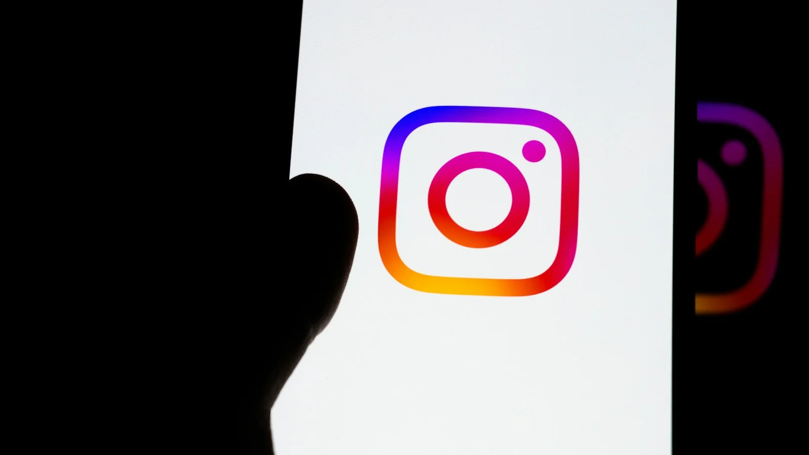Celular exibindo o ícone do Instagram na tela