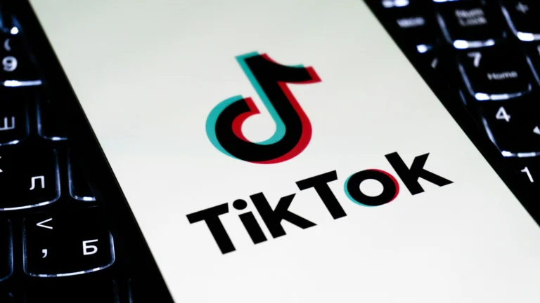 Smartphone com o aplicativo TikTok na tela, ilustrando o acesso ao TikTok Shop