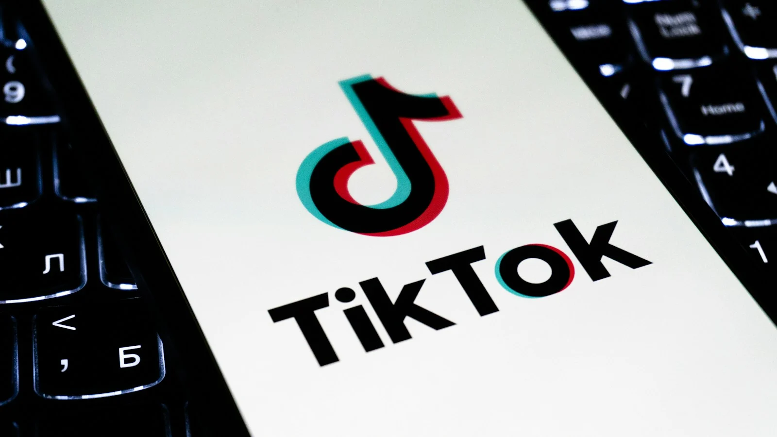 Smartphone com o aplicativo TikTok na tela, ilustrando o acesso ao TikTok Shop