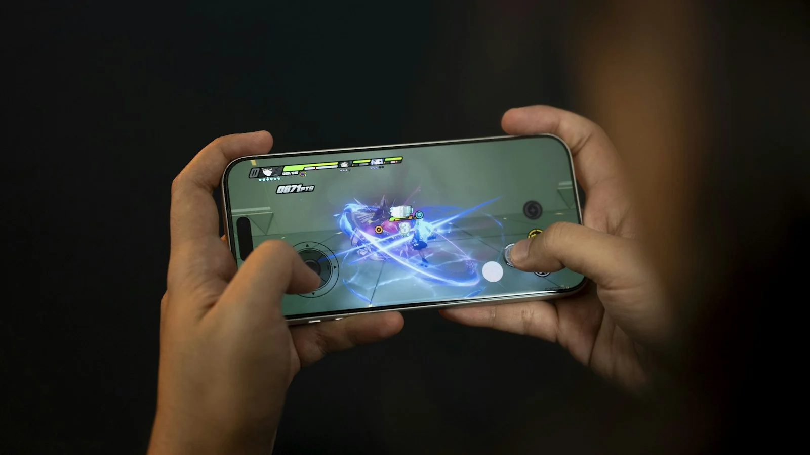 Pessoa segurando um smartphone na horizontal enquanto joga videogame no celular