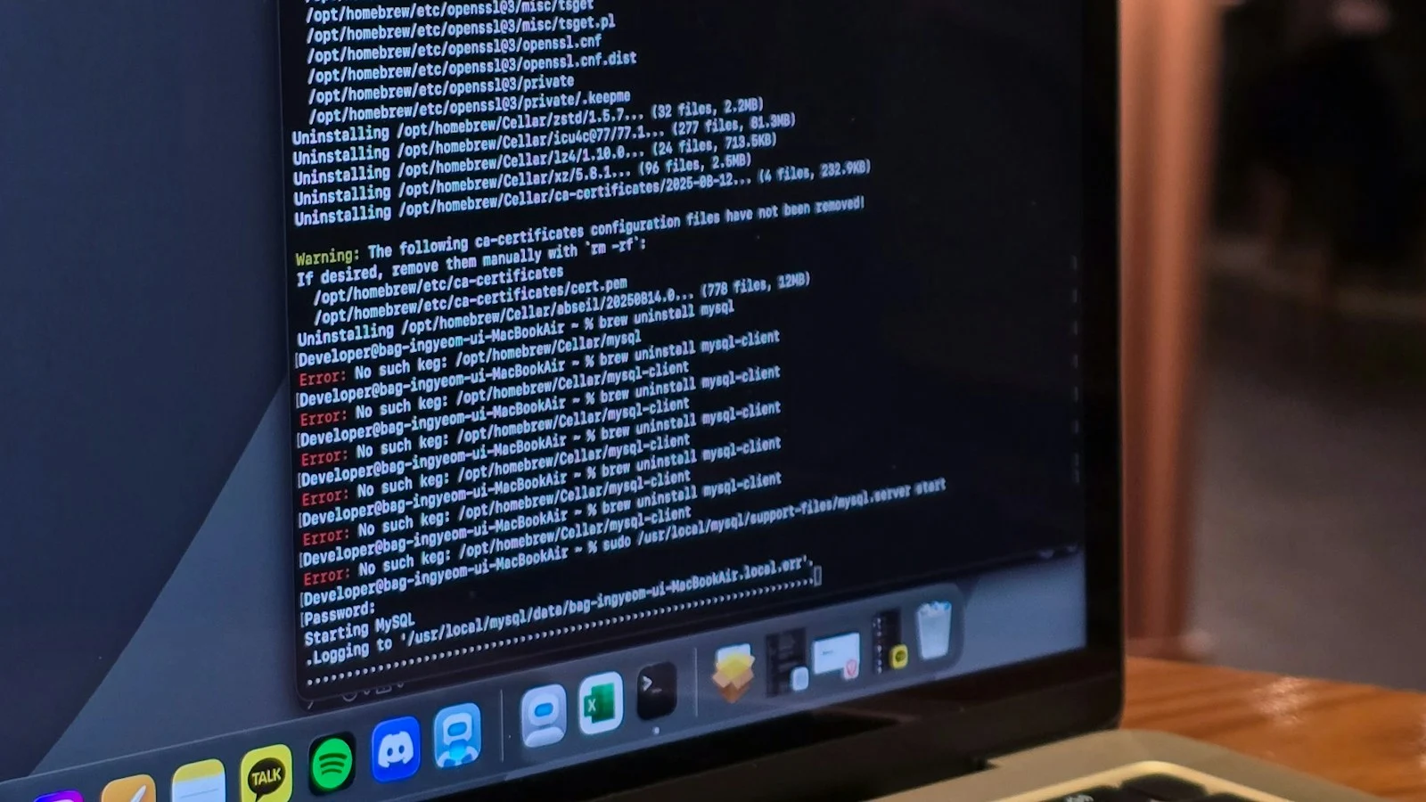 Notebook aberto exibindo comandos e código em uma tela de programação