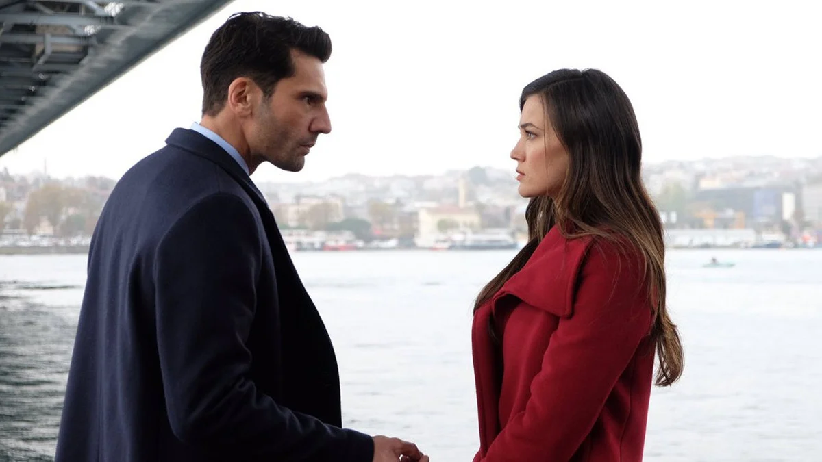 Ilgaz e Ceylin ficam frente a frente à beira-mar na novela Yargı Segredos de Família