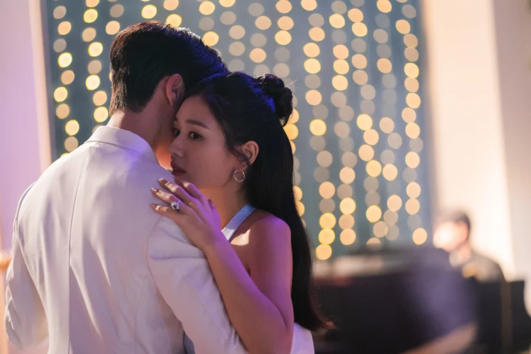 Ahn Eun-jin, em destaque, abraça Jang Ki-yong em cena de Beijo Explosivo.