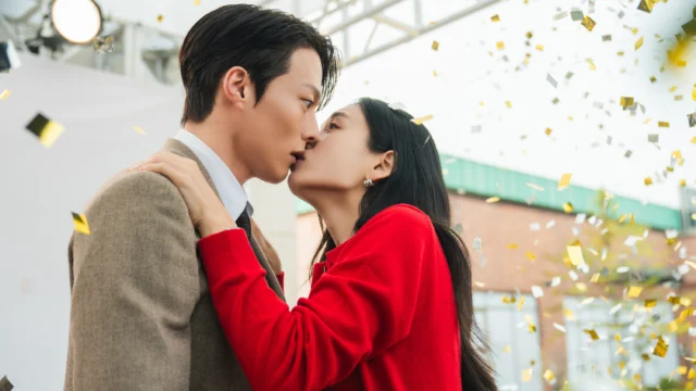 Jang Ki-yong e Ahn Eun-jin se beijam em cena de divulgação de Beijo Explosivo.