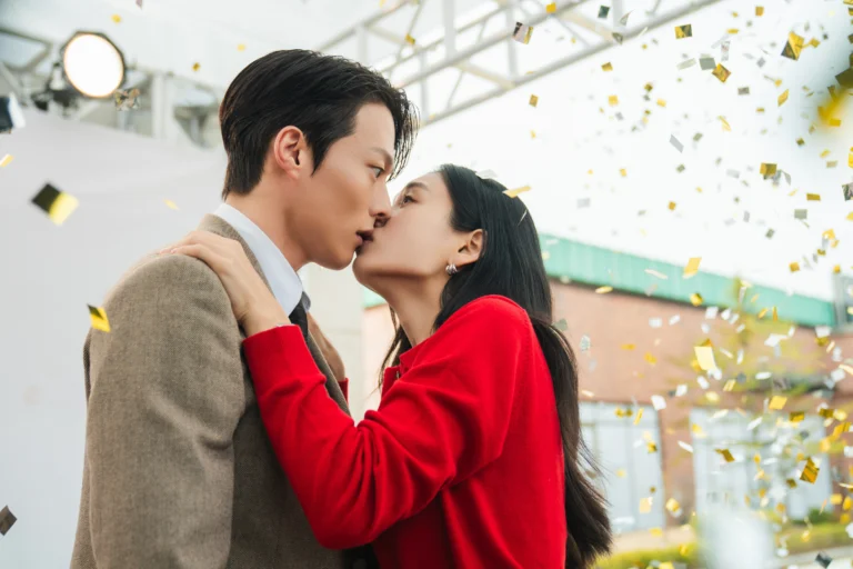 Jang Ki-yong e Ahn Eun-jin se beijam em cena de divulgação de Beijo Explosivo.