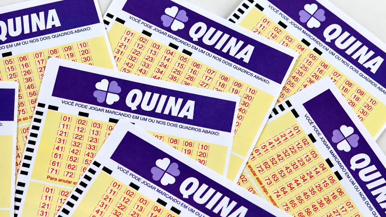 Volantes da Quina sobrepostos em uma imagem ilustrativa