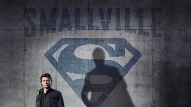 Tom Welling como Clark Kent em arte promocional de Smallville com o símbolo do Superman