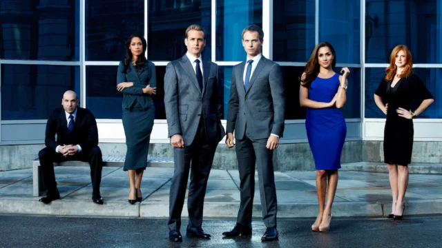 Rick Hoffman, Gina Torres, Gabriel Macht, Patrick J. Adams, Meghan Markle e Sarah Rafferty no elenco de Suits
