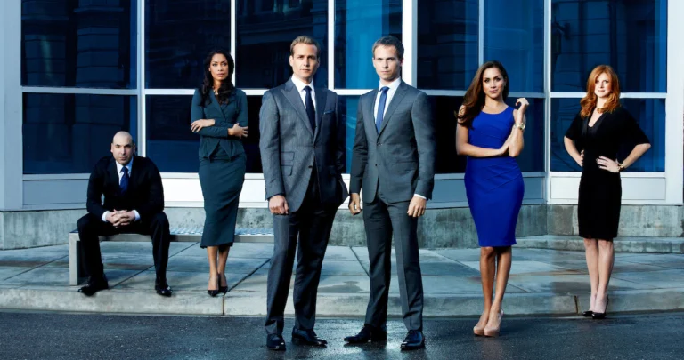 Rick Hoffman, Gina Torres, Gabriel Macht, Patrick J. Adams, Meghan Markle e Sarah Rafferty no elenco de Suits