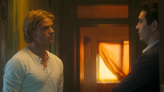 Tom Rhys Harries como Matt Hagen em cena de Cara-de-Barro, filme da DC Studios