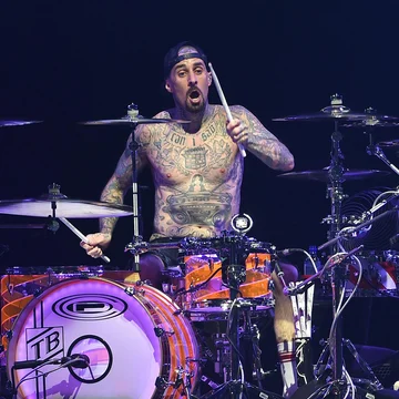 Travis Barker passa por cirurgia após perder sensibilidade na mão; entenda