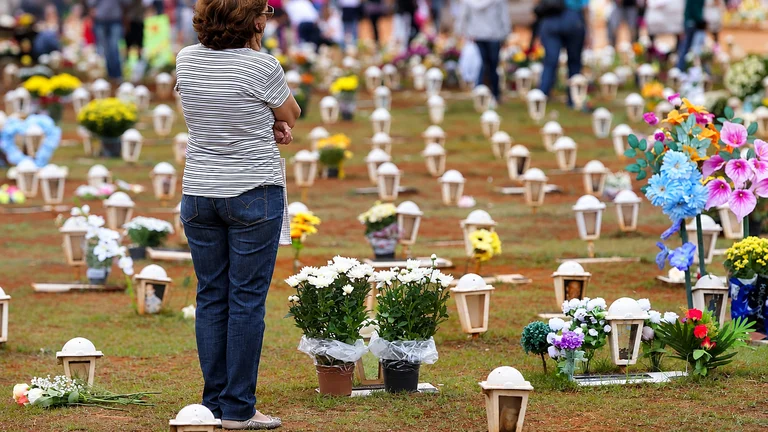 O feriado de Finados 2026, celebrado na segunda-feira, 2 de novembro, vai alterar o funcionamento de bancos, órgãos públicos, lojas e outros serviços em todo o Brasil.