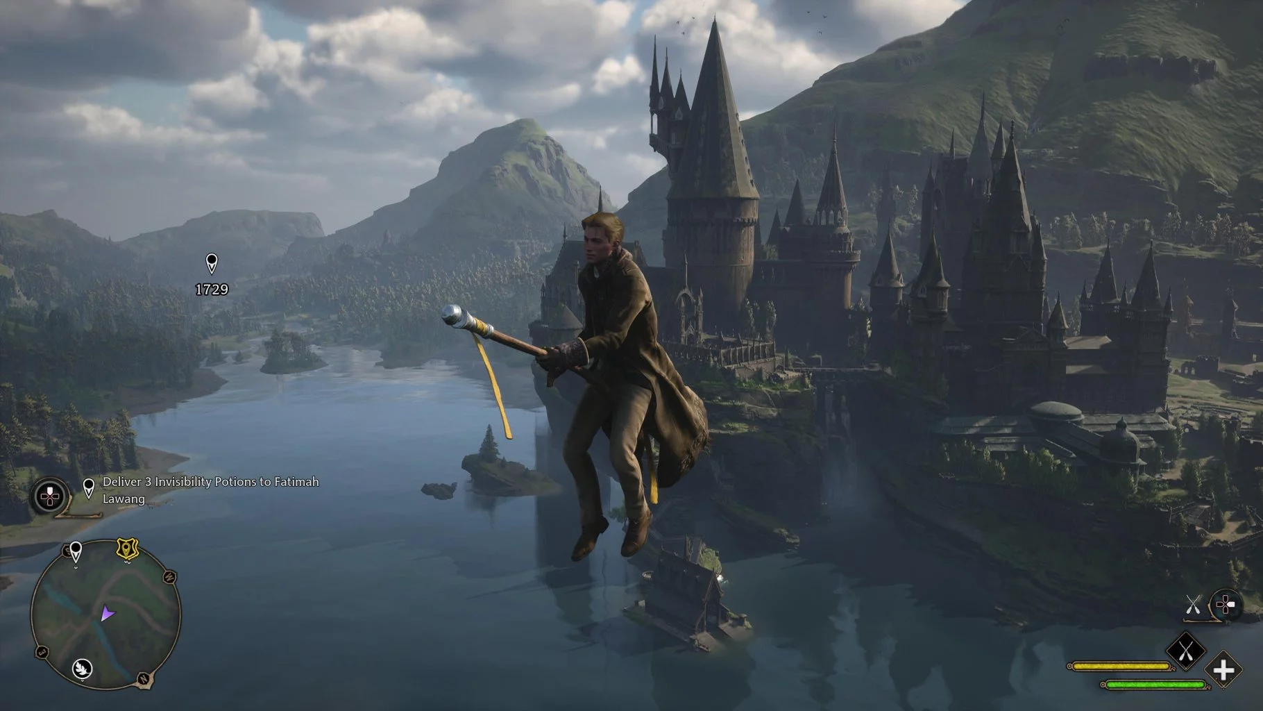 Personagem de Hogwarts Legacy voando de vassoura próximo ao castelo de Hogwarts
