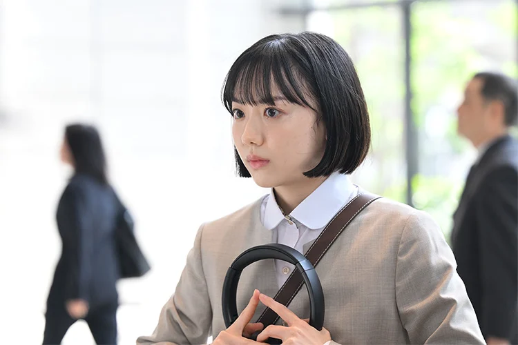 Mana Ashida como Minami Minamida, usando fones de ouvido em cena do dorama japonês