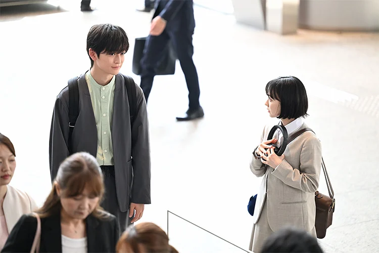 Minami, interpretada por Mana Ashida, conversa com o personagem de Kanata Hosoda em cena no Japão