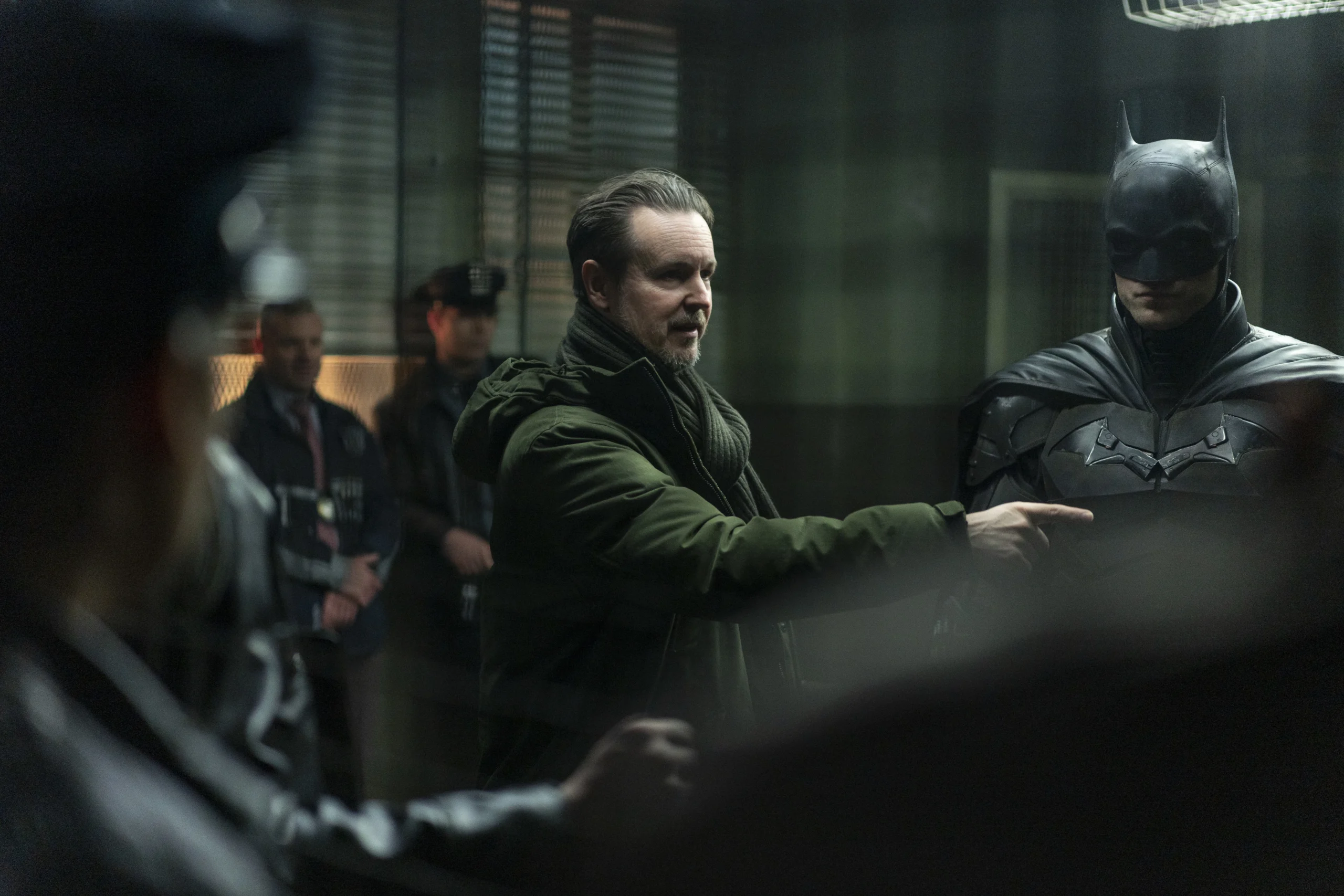 Registro dos bastidores de The Batman, filme de 2022, durante uma orientação de cena