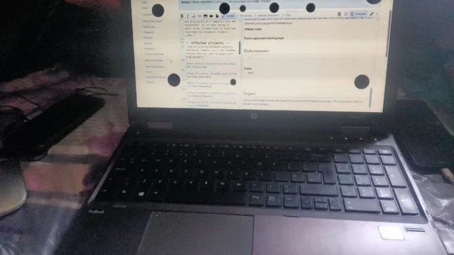 Notebook com defeito visível na imagem da tela