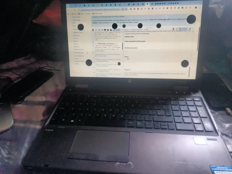 Notebook com defeito visível na imagem da tela