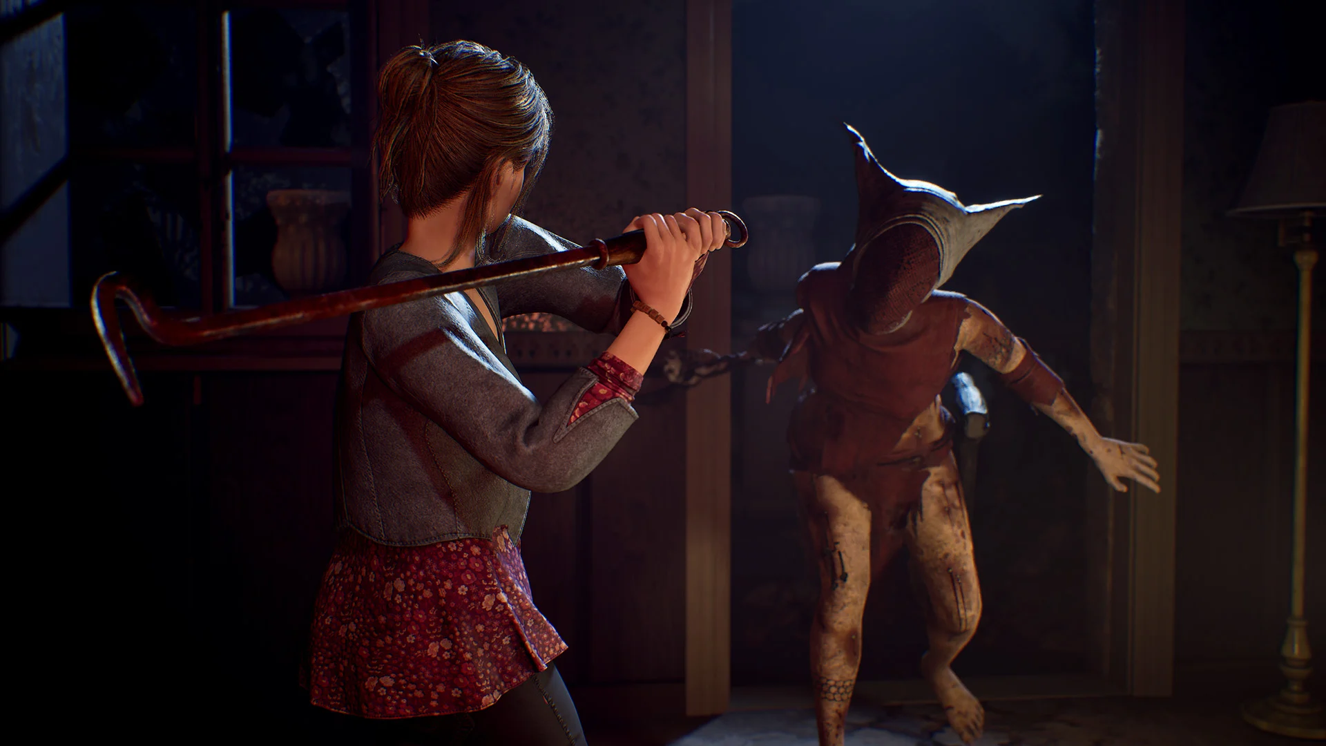 Susan segura uma arma improvisada enquanto enfrenta um perseguidor em Remothered Red Nun's Legacy