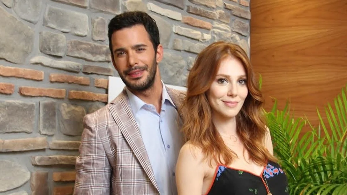 Barış Arduç e Elçin Sangu, os intérpretes de Ömer e Defne, aparecem juntos em uma imagem de divulgação de Amor de Aluguel