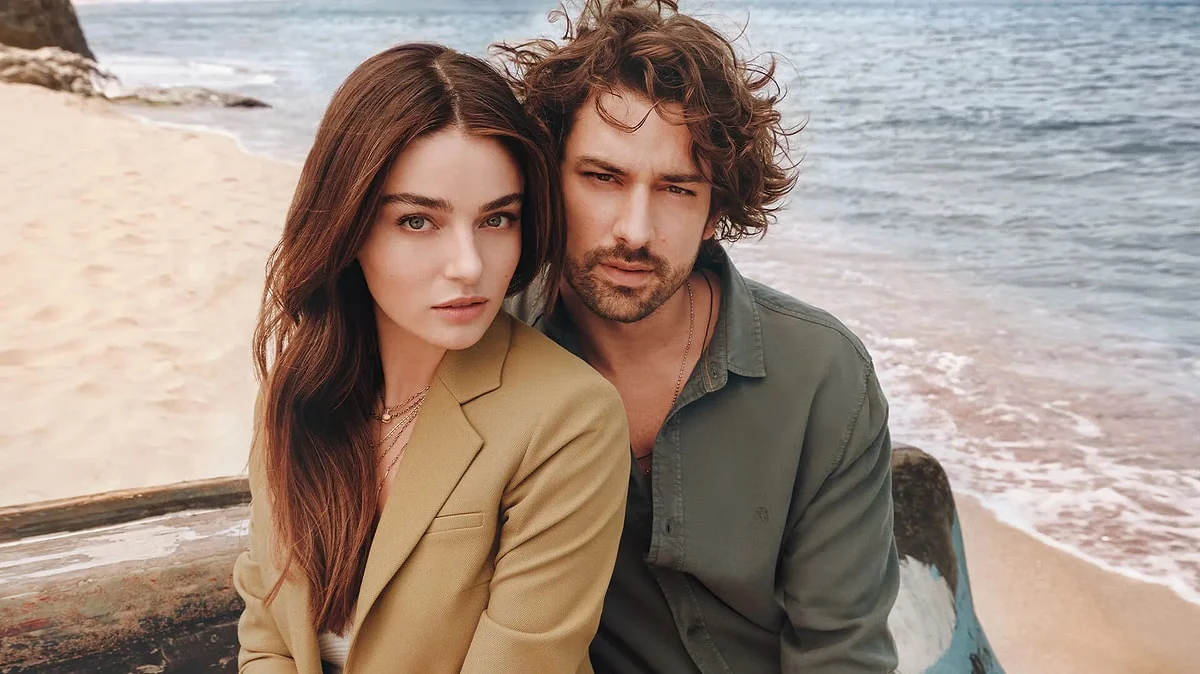 Alp Navruz e Ayça Ayşin Turan à beira-mar em Amor na Ilha