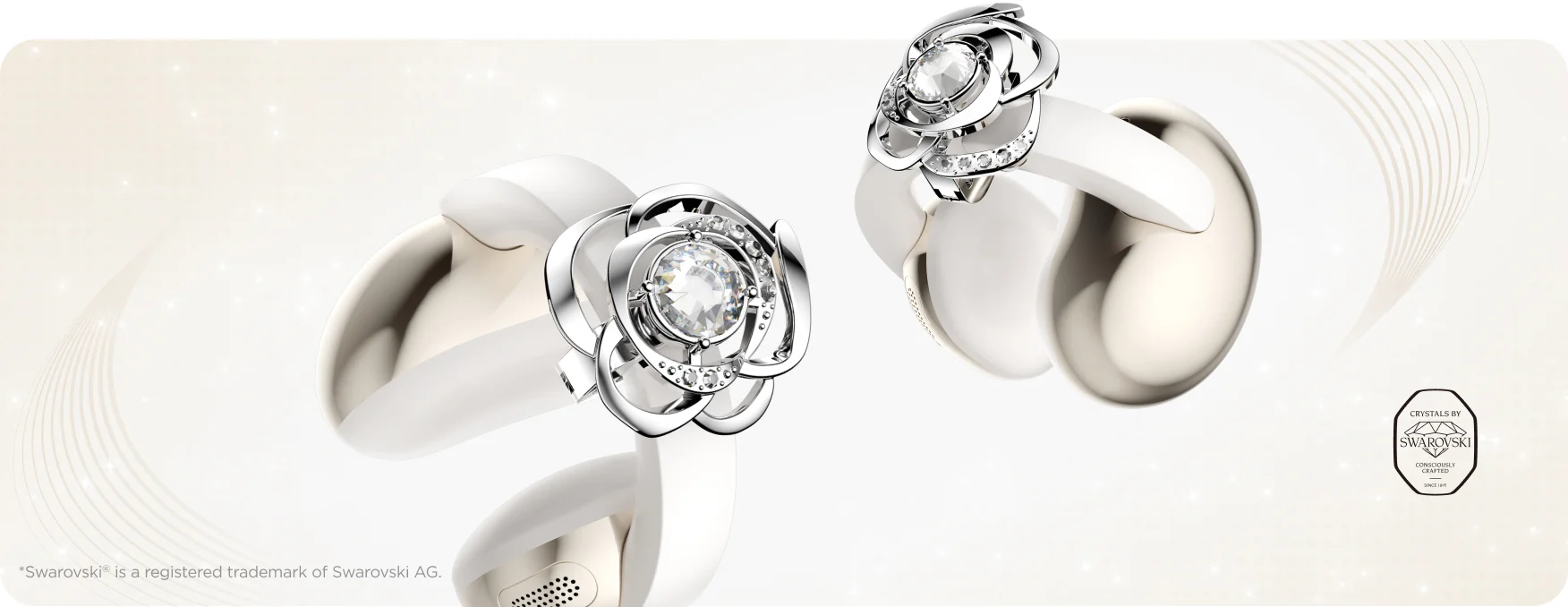 Detalhe dos fones TCL CrystalClip brancos com peças em forma de rosa e cristais Swarovski