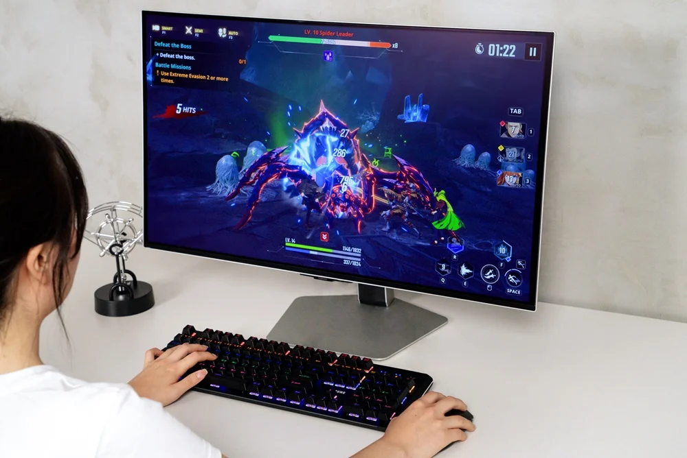 Jogadora usando um Samsung Odyssey OLED G8 G80SD com Solo Leveling: Arise na tela