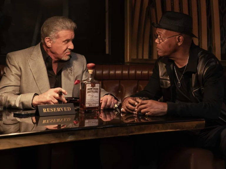 Sylvester Stallone e Samuel L. Jackson frente a frente em uma mesa de bar no universo de Tulsa King